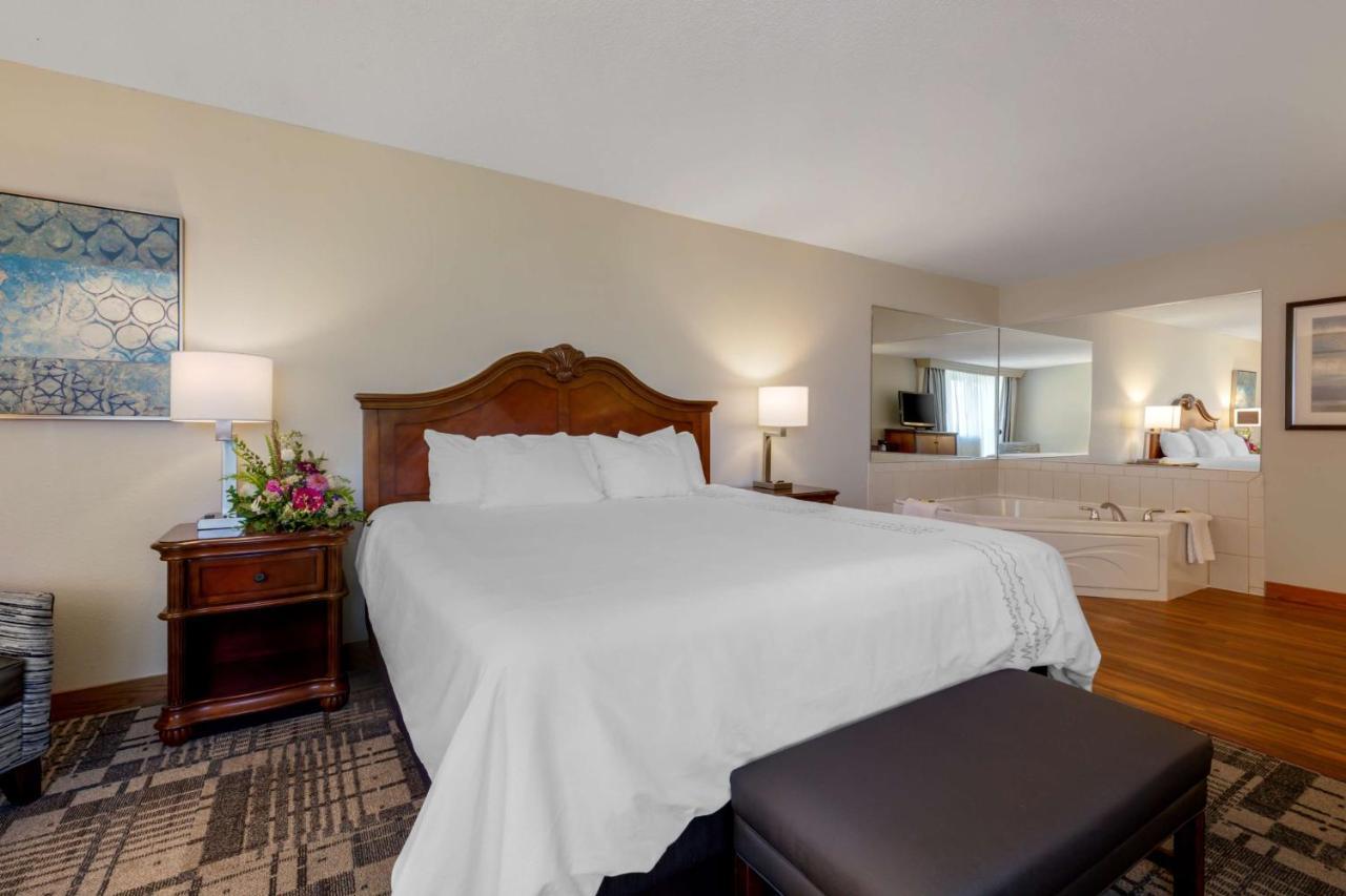 Best Western Plus Dubuque Hotel And Conference Center Экстерьер фото