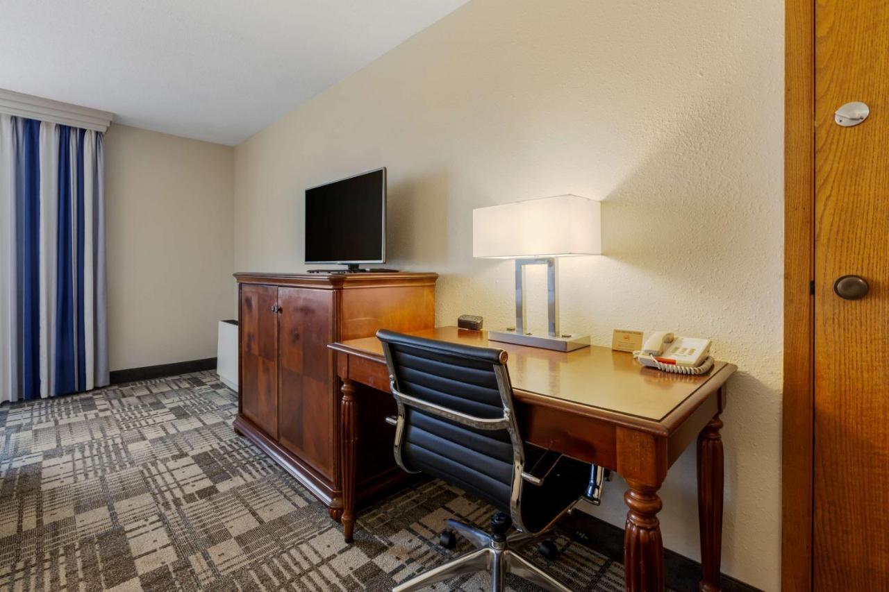Best Western Plus Dubuque Hotel And Conference Center Экстерьер фото